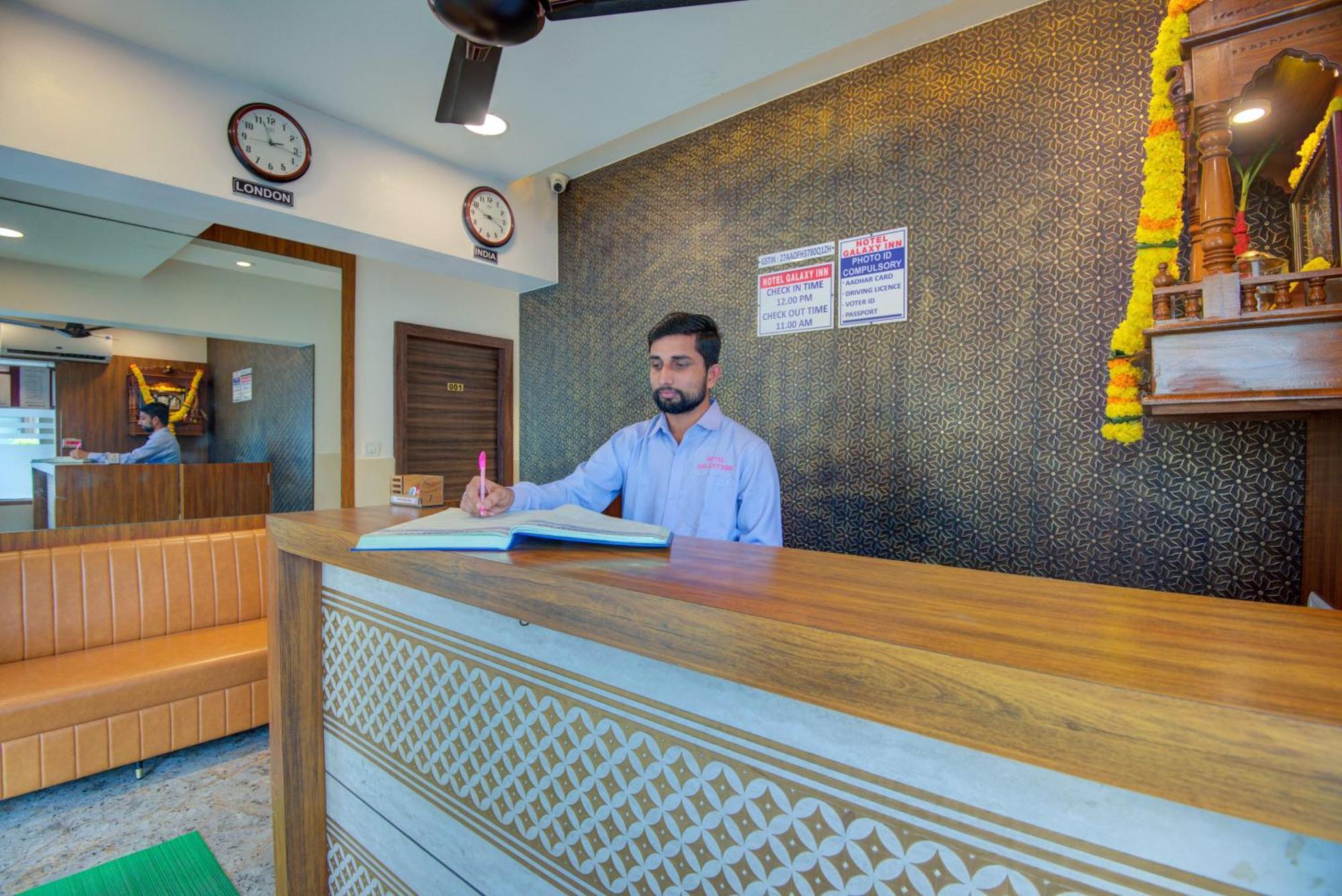 Hotel Galaxy Inn Нави Мумбаи Экстерьер фото