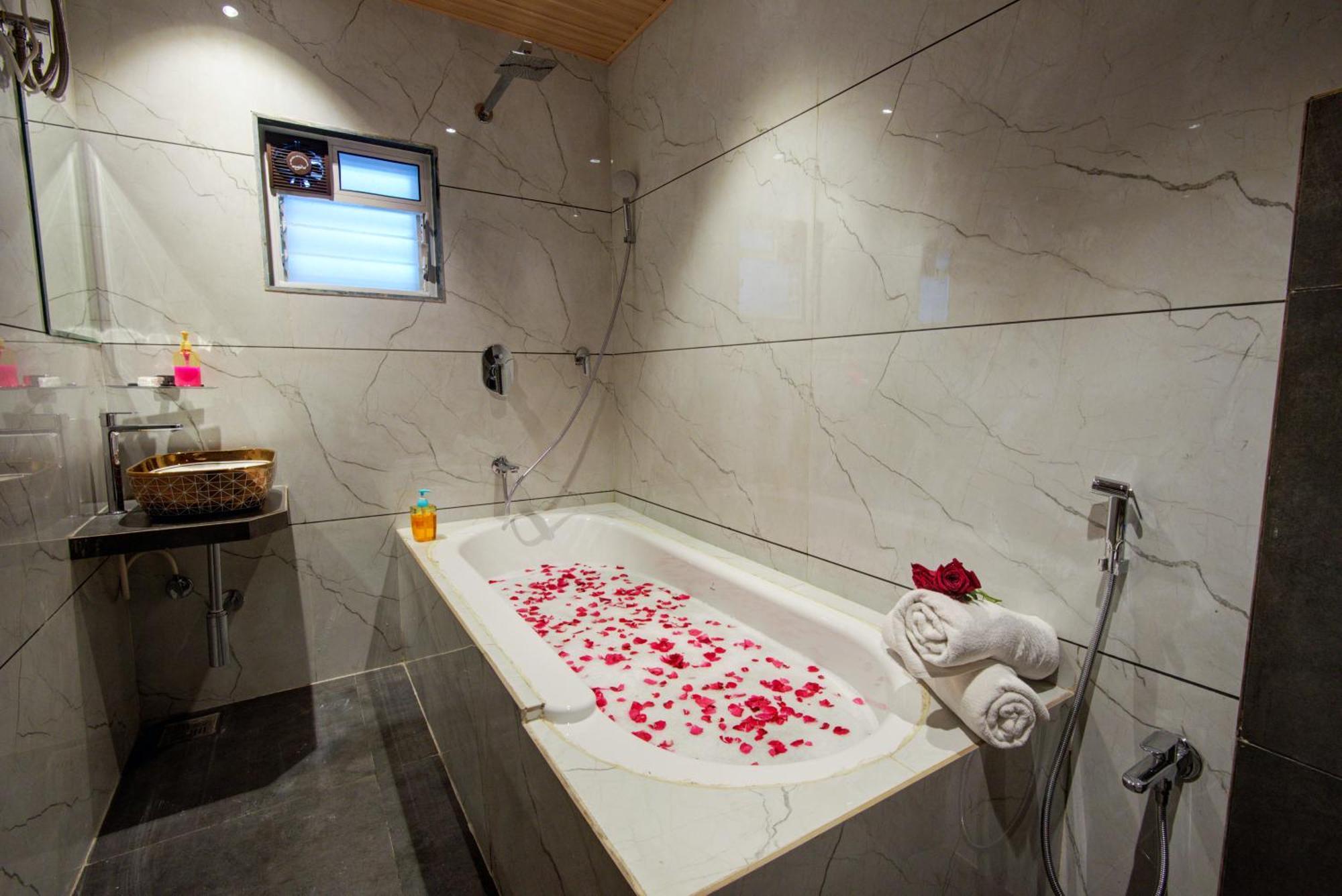 Hotel Galaxy Inn Нави Мумбаи Экстерьер фото